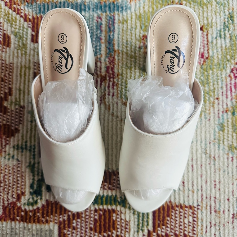 Trary Peep Toe Chunky White Women's Heel Mules Size 9